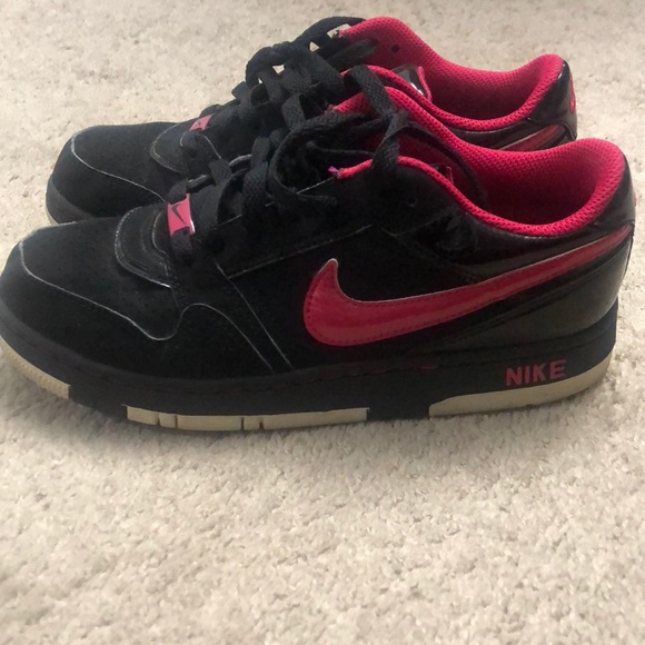 Black and pink nikes - Picture 3 of 4